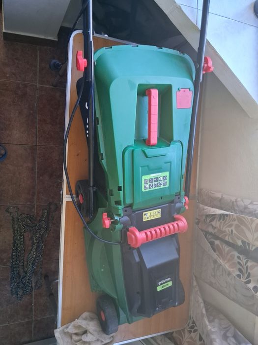 Masina electrica de tuns gazon.