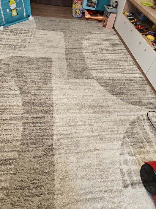 Vând covor ,200/300 cm . Se prezintă foarte bine.