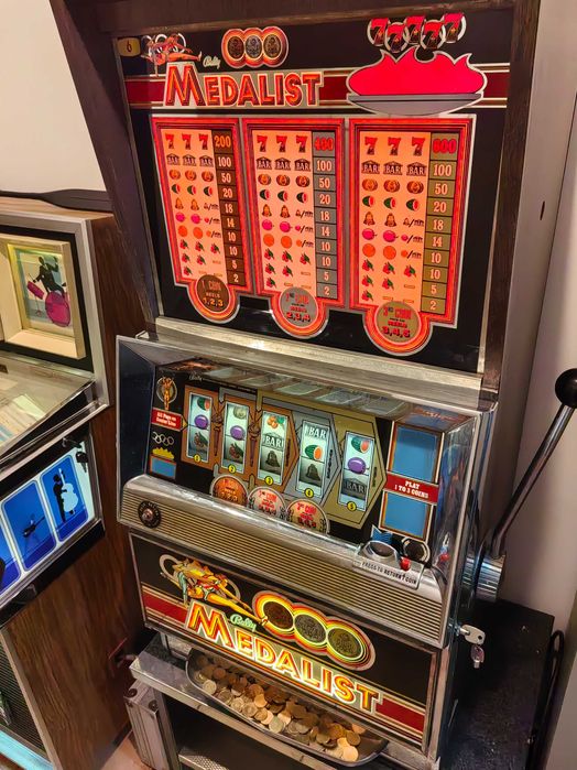 Vând slot machine Bally MEDALIST
