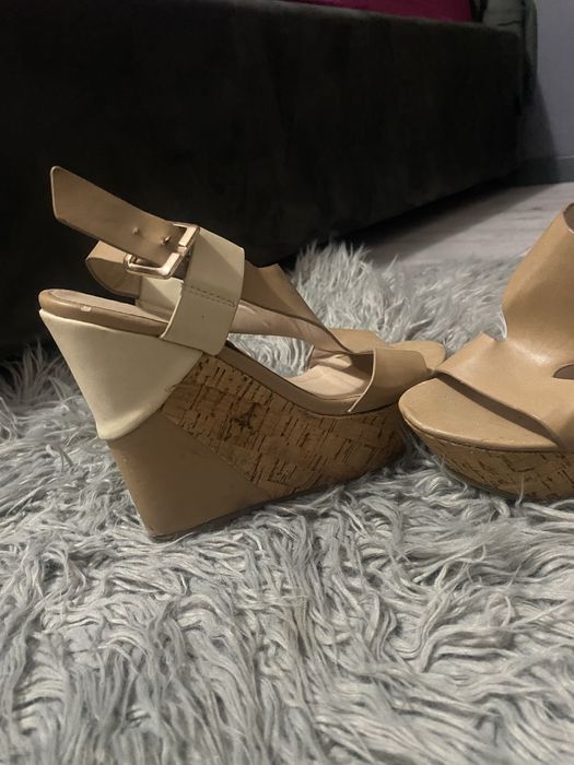 Vand sandale cu platforma