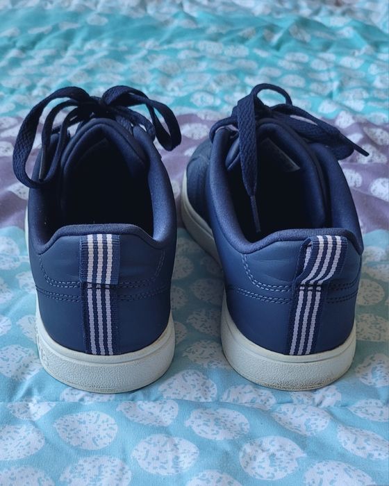 Adidasi adidas .