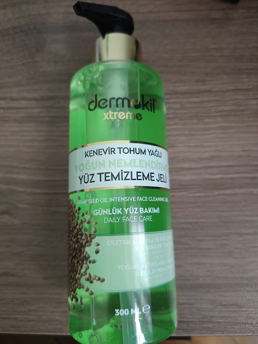 Dermokil-гел за почистване на лицето.