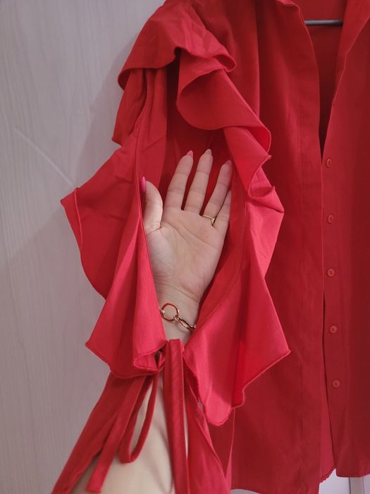 Дълга червена риза