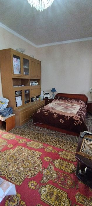 Юнусабад-18  1 ком, 3 этаж, кирпич. дом галерейного типа
