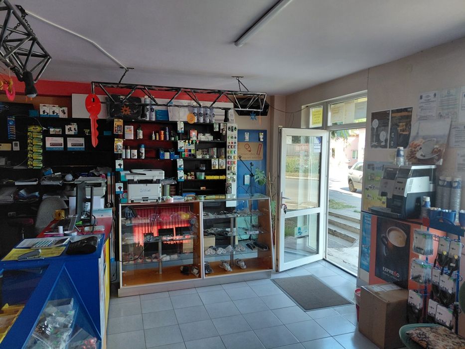 Vând spațiu comercial