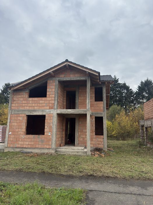 Vand casa la rosu intabulata cu teren propretate