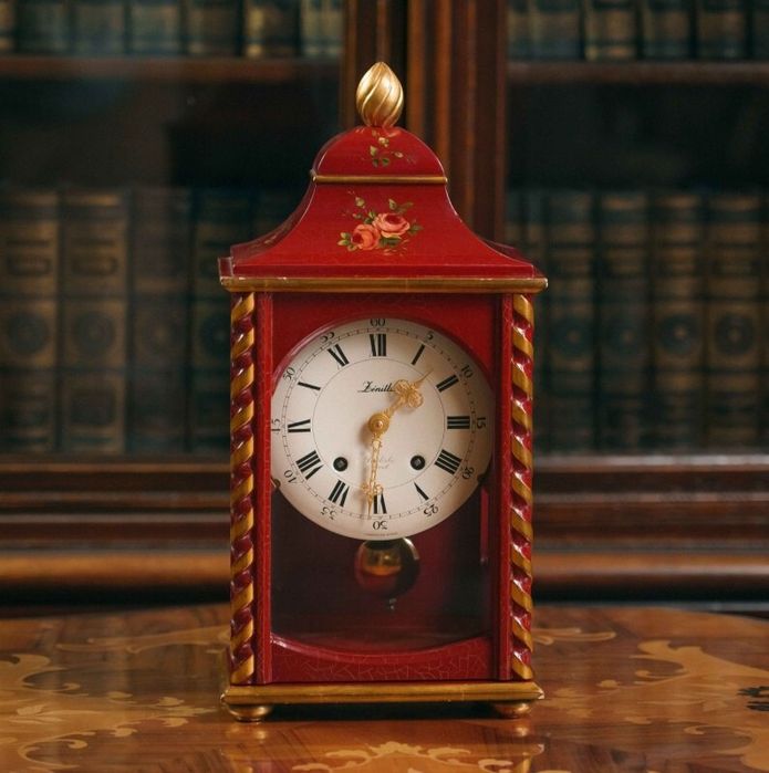 Настольные часы Zenith.