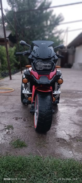 Bolalar uchun mototsikl kalitda o't oladi