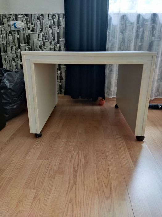 Холна маса  за пуф Холна маса направена за пуф, който да влиза в нея.