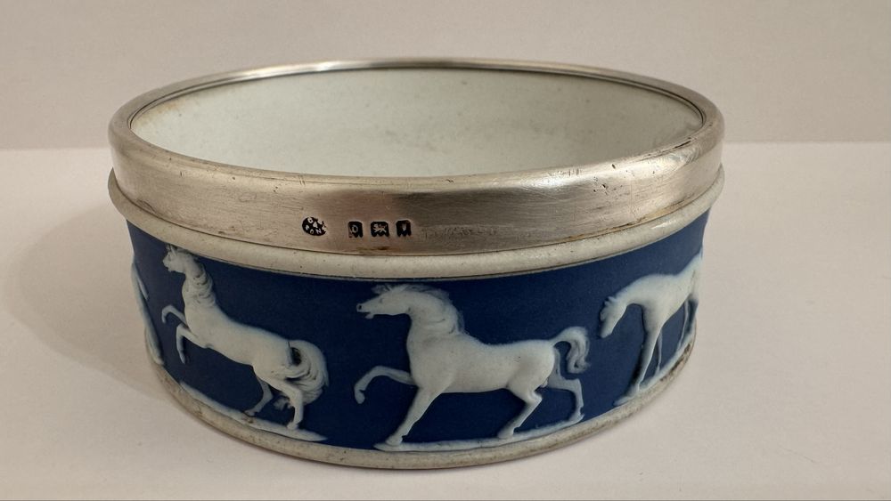 Антикварна купа със сребърен ринг