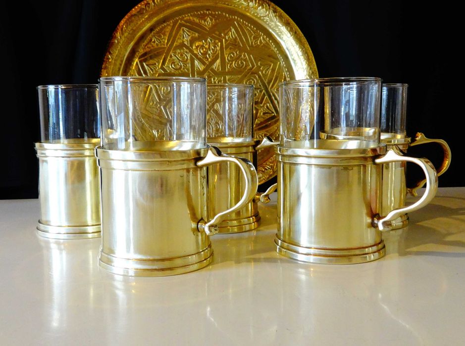 Масивни бронзови чаши плюс стъклени чаши.