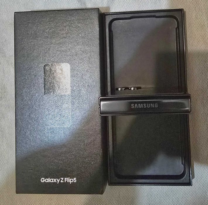 SAMSUNG Galaxy Z Flip5 5G, 512GB, 8GB RAM, Dual SIM, Graphite