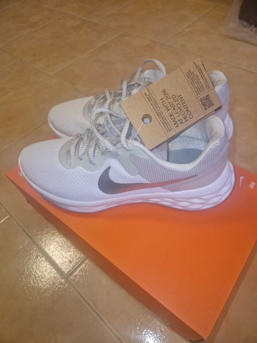 Дамски маратонки Найк,нови.