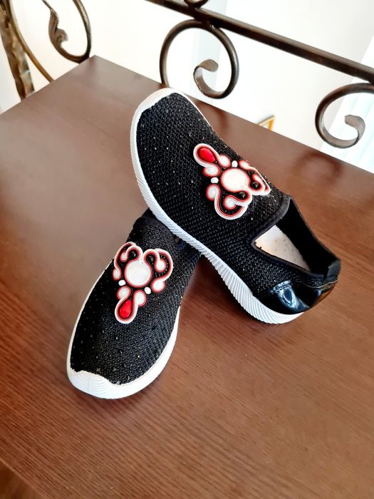 Balerini negri cu aplicații handmade