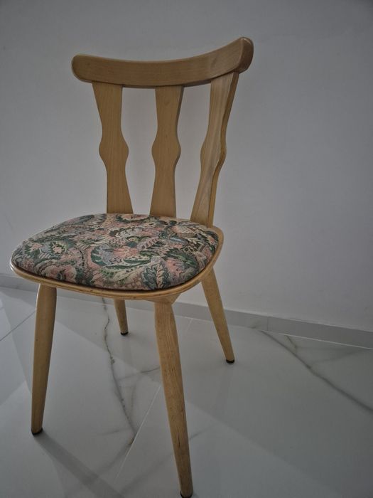 Scaune din lemn tapitate