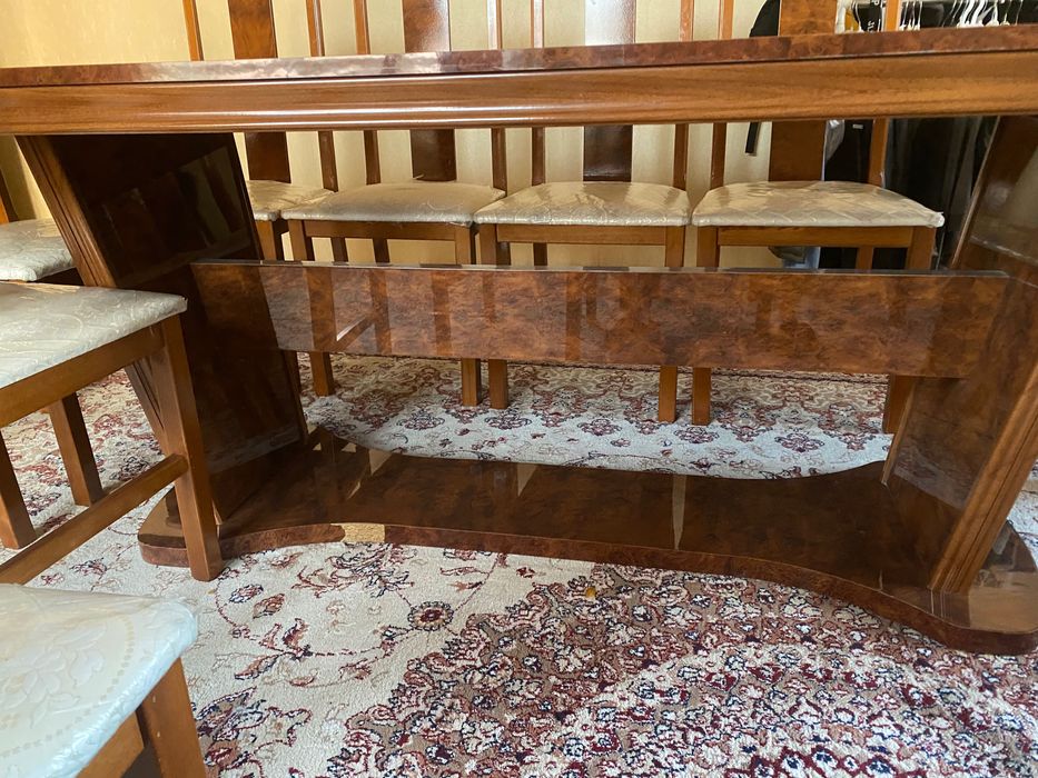 Горка, комод, стол +стуля