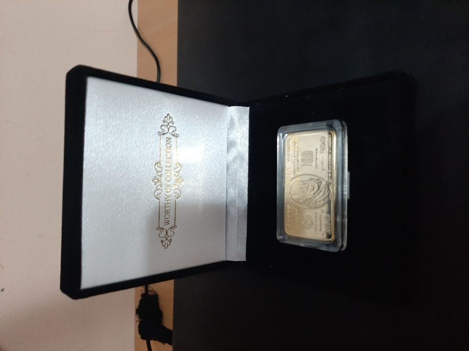 позлатени 100 долара в кутия