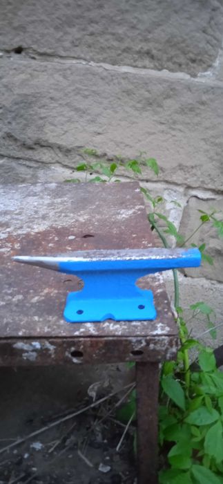 стара малка наковалня от осемдесетте години