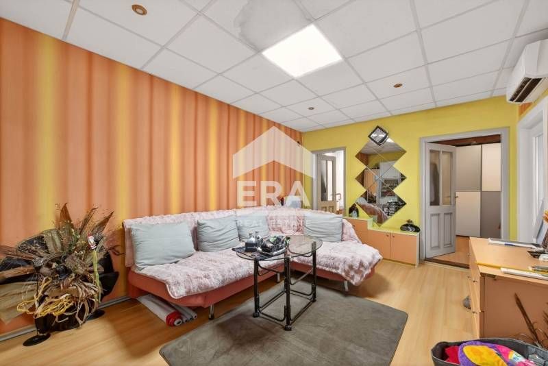 Ексклузивна, двуетажна, обзаведена къща за продажба, с работещ магазин