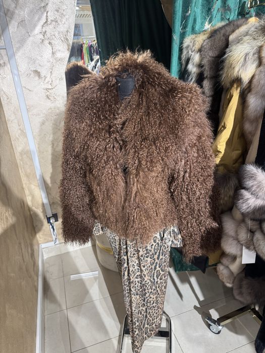 Vand haina din blana de oaie mongoleza la 1500 lei noua!