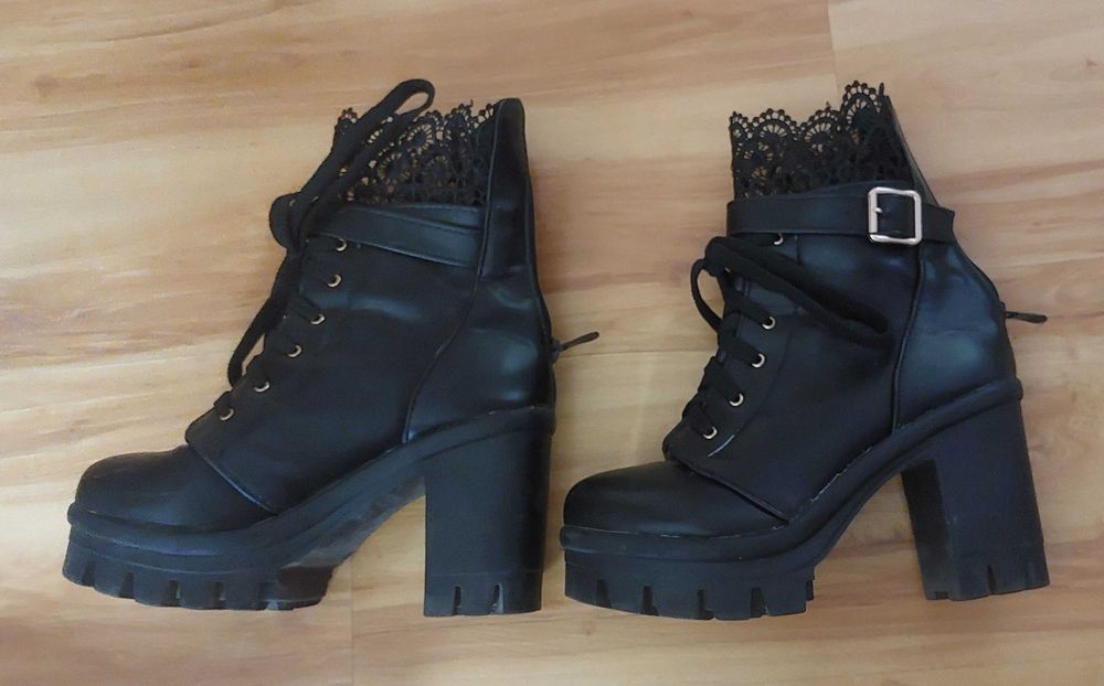 Различни обувки на висок ток