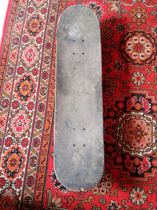 Скейтборд в достаточно хорошем состоянии