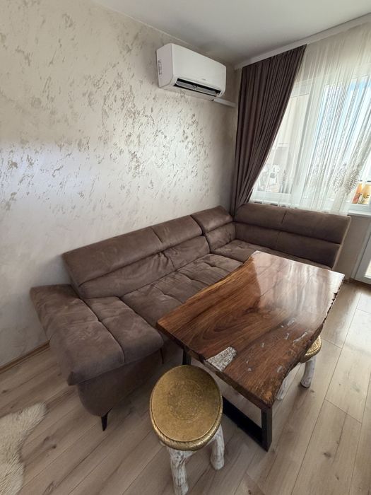 Ъглов диван еастегателен в мнго добро състояние !