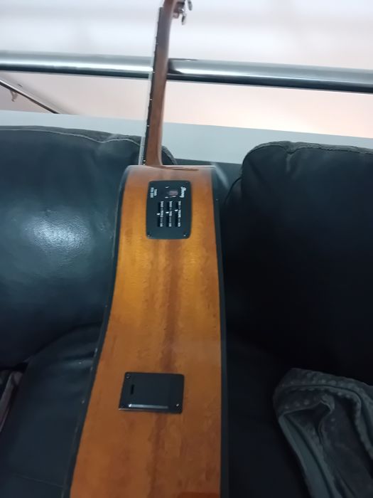 Diferite chitari mici si mari si pe stanga de la 80 ron