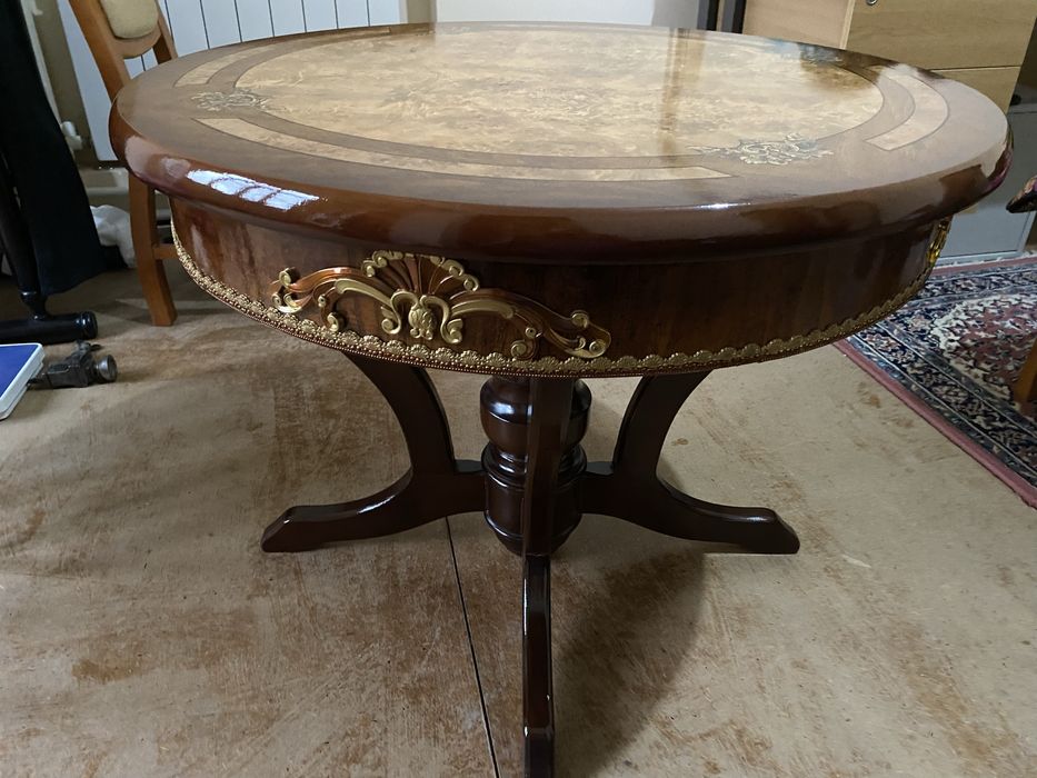 Продается круглый стол коричного цвета
