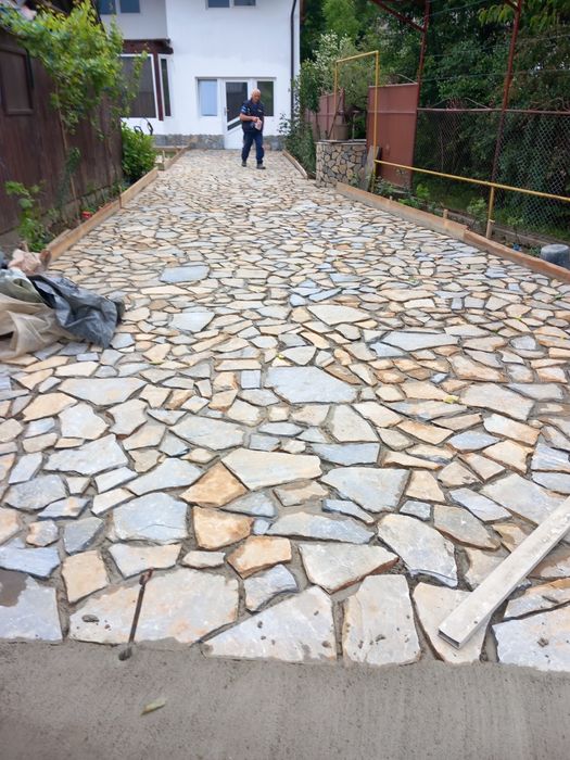 Vând piatra de munte și montez