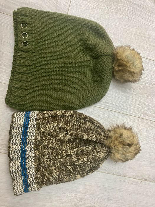 Caciuli / fes cu mot pufos blana, noi