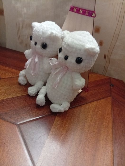 Вязаные  белые котики