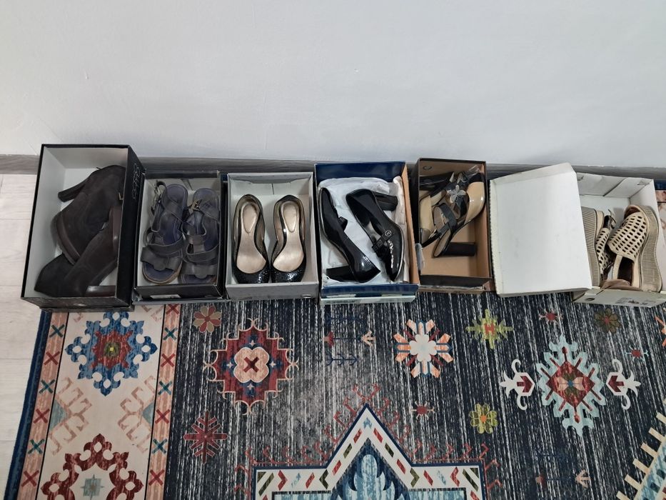 Отдам даром вещи и обувь.