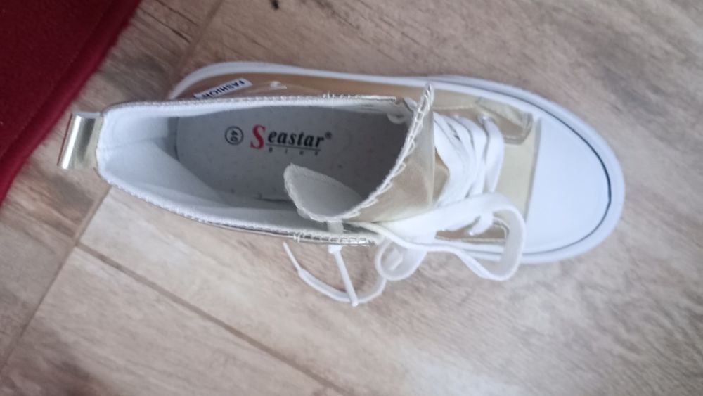 Vând Papuci de fete cu talpa inalta