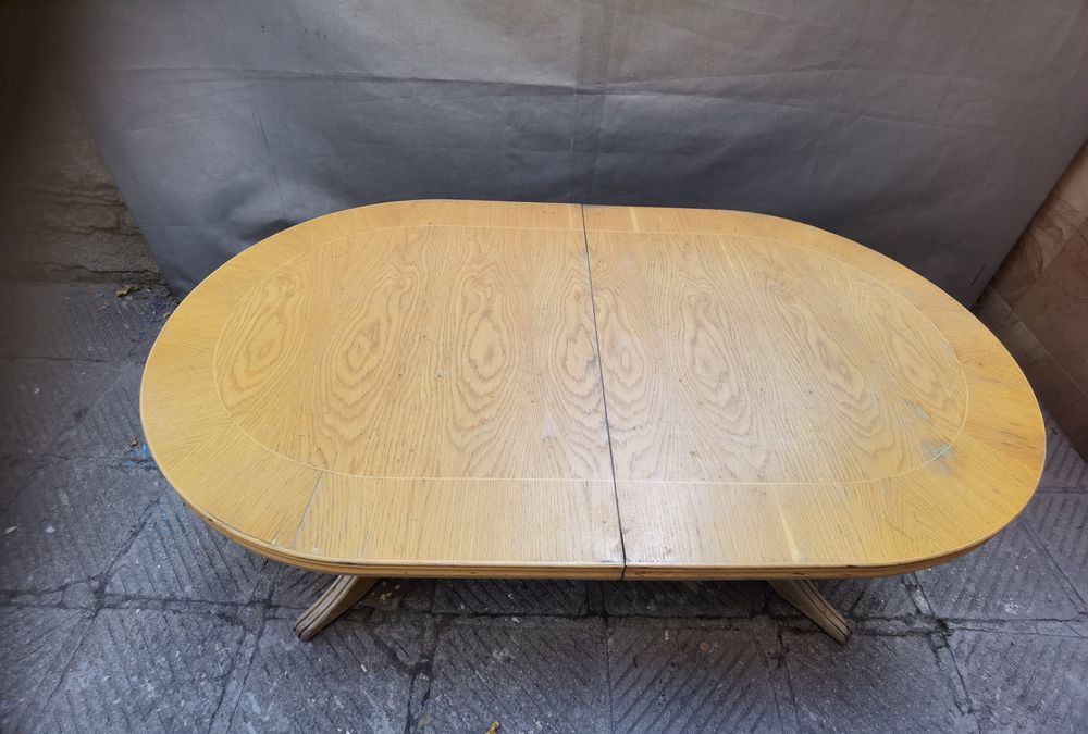 Холна маса от масивно дърво