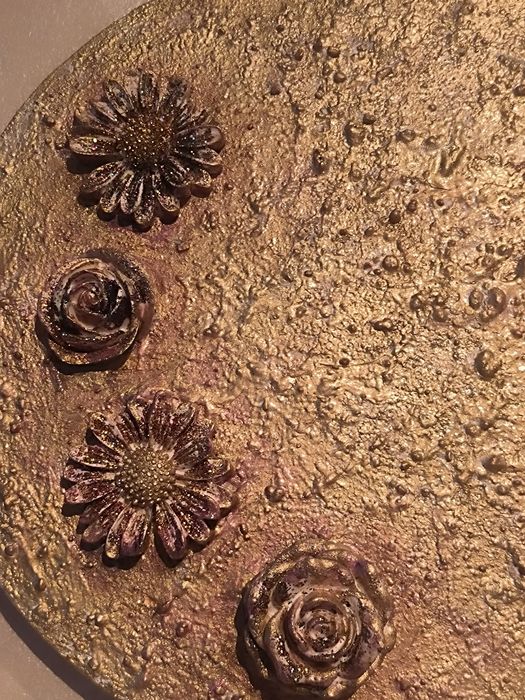 Tablou handmade cu flori ceramice si finsaj bronz