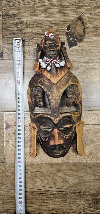 Mască africană din lemn sculptată manual
