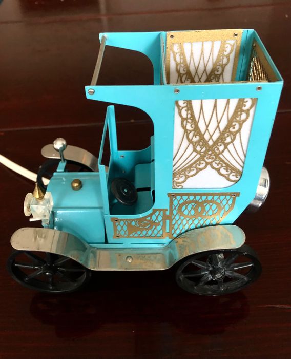 Много стара лампа олдтаймър от метал. Антика.