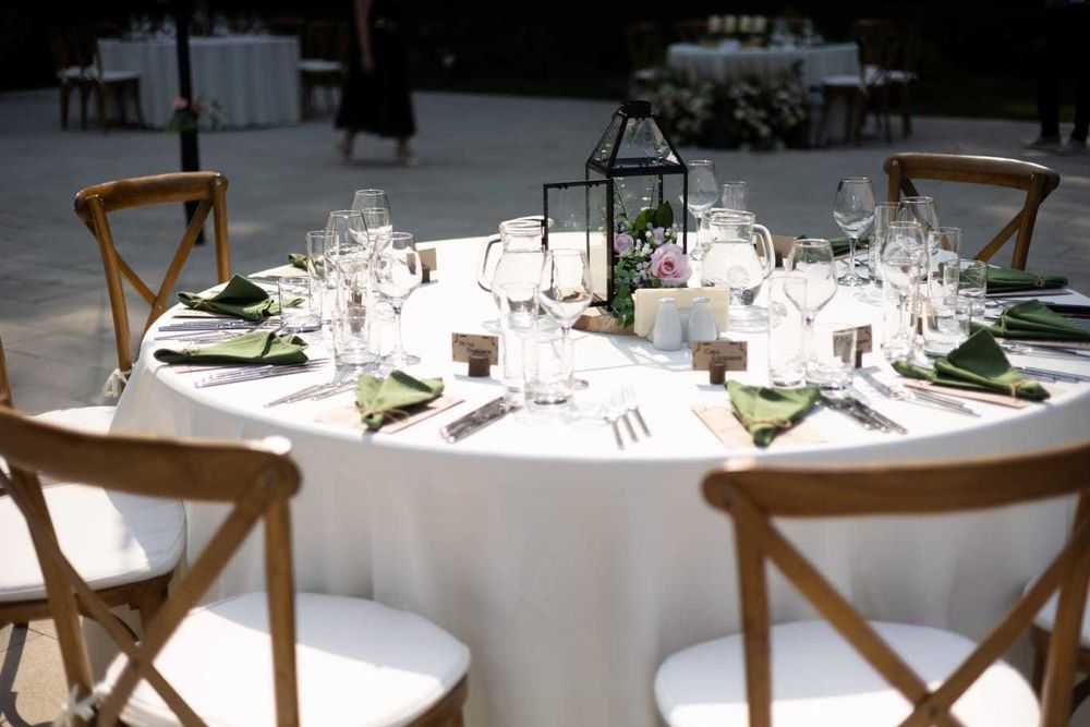 Фенери с украса от рози и LED лампички