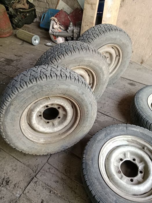 Продам шины с дисками от волги