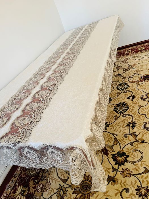 Скатерть в отличном состояние белый и бежевый цвет