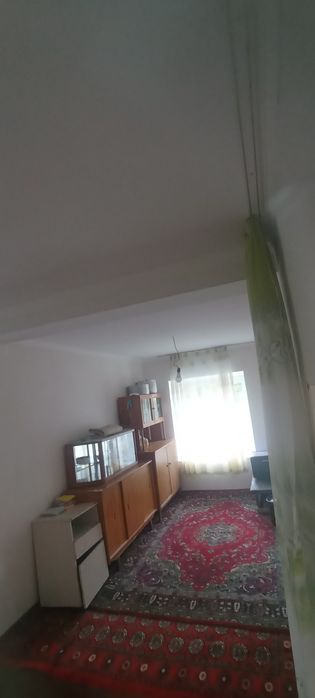 Uy sotiladi Chimyonda yaxshi joyda joylashkan