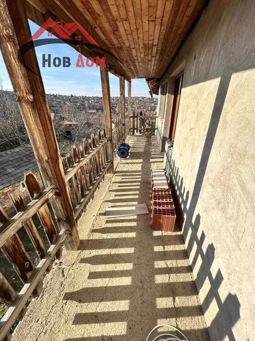 Триетажна масивна къща в село Самоводене