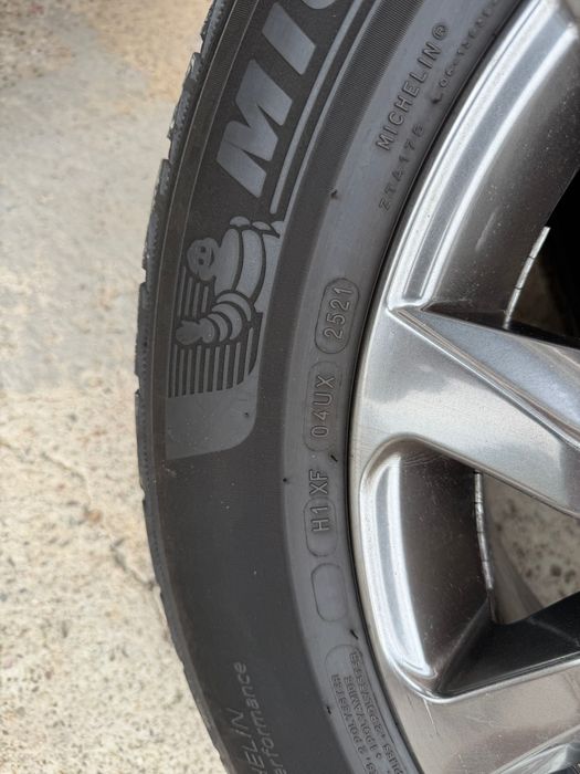 235/60/18 Michelin