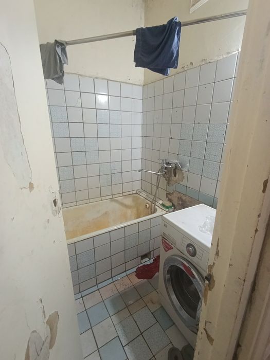 Продаётся 2(3)1/4 ялангач (бывшая налоговая) балкон 3×6