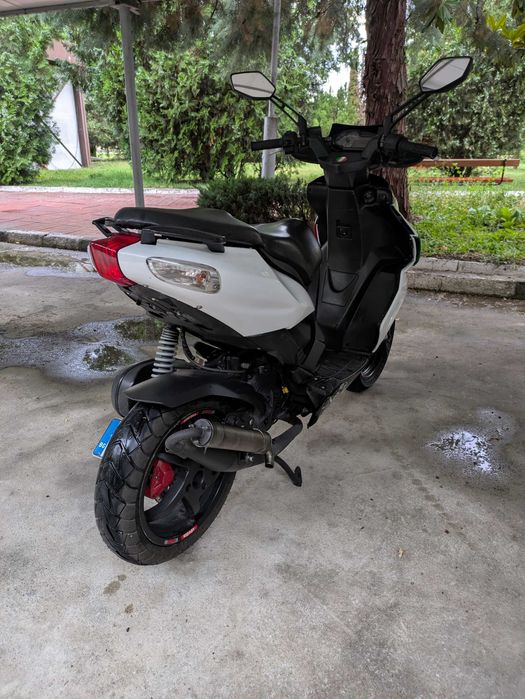 Скутер Aprilia sr50