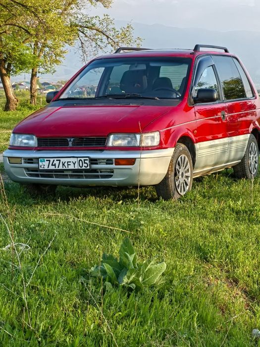 Mitsubishi space runner 1993 года