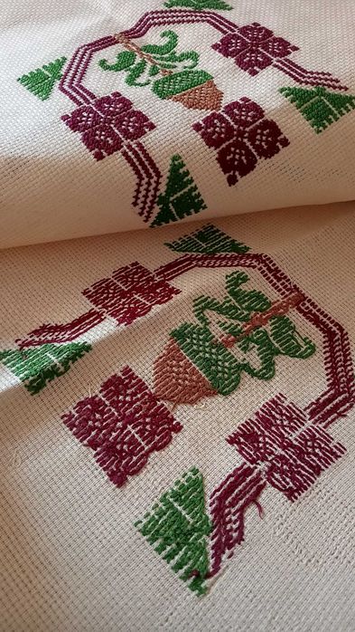Fata de masa  de peste 40 de ani Handmade creată cu mâna