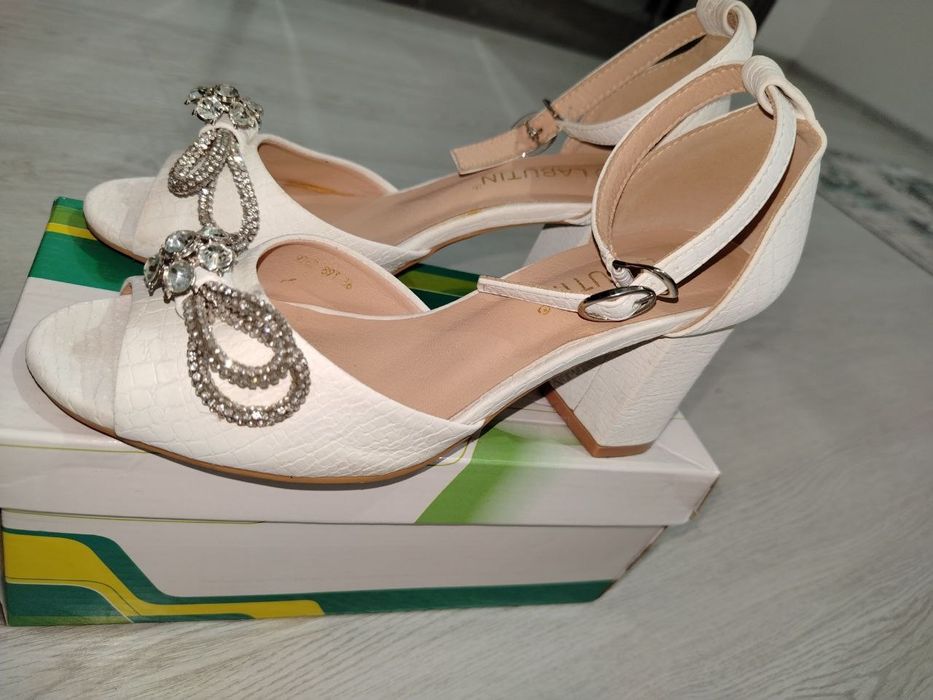 Ayollar tuflisi zamonaviy