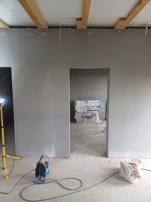 Executăm ..sapă si tencuială mecanizată.